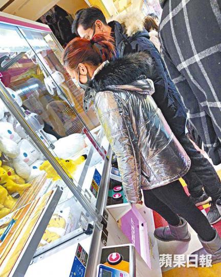 ■Fred與何雁詩拍拖遊日,二人齊齊去夾公仔,可惜冇收穫。讀者提供圖片■去年4月,鄭俊弘與何雁詩於機場十指緊扣認愛。資料圖片■鄭俊弘昨日透露跟女友遊東京時碰到不少朋友。 ■Fred與何雁詩拍拖遊日,二人齊齊去夾公仔,可惜冇收穫。讀者提供圖片■去年4月,鄭俊弘與何雁詩於機場十指緊扣認愛。資料圖片■鄭俊弘昨日透露跟女友遊東京時碰到不少朋友。