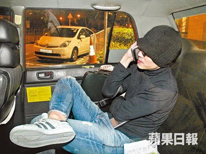 【離開警署】■梁漢文昨日凌晨到中區警署落口供後,約清晨5時乘的士離開。攝影:李家傑【車頭盡漽】■梁漢文昨日凌晨自炒欄杆,平治車頭盡毀,幸他本人沒有受傷。攝影:李家傑【氣袋彈出】■梁炳自炒時衝擊力甚強,車中的安全氣袋亦彈出。攝影:李家傑【掃冧欄杆】■梁炳炒車時撞到的欄杆亦告損毀。攝影:李家傑■梁漢文昨晚發聲明表示會承擔責任。資料圖片■昨日有傳媒到梁漢文寓所外守候,但他整天未有外出。攝影:吳耀輝■吳國敬昨日從記者口中始知梁漢文撞車。資料圖片 【離開警署】■梁漢文昨日凌晨到中區警署落口供後,約清晨5時乘的士離開。攝影:李家傑【車頭盡漽】■梁漢文昨日凌晨自炒欄杆,平治車頭盡毀,幸他本人沒有受傷。攝影:李家傑【氣袋彈出】■梁炳自炒時衝擊力甚強,車中的安全氣袋亦彈出。攝影:李家傑【掃冧欄杆】■梁炳炒車時撞到的欄杆亦告損毀。攝影:李家傑■梁漢文昨晚發聲明表示會承擔責任。資料圖片■昨日有傳媒到梁漢文寓所外守候,但他整天未有外出。攝影:吳耀輝■吳國敬昨日從記者口中始知梁漢文撞車。資料圖片