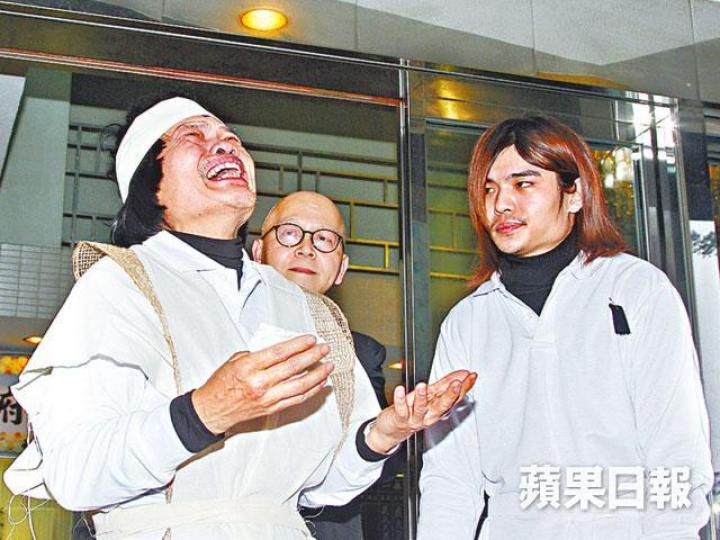 ■八両金(左)昨日為亡母設靈,悲痛不已,要兒子及友人在旁安慰。 ■八両金(左)昨日為亡母設靈,悲痛不已,要兒子及友人在旁安慰。