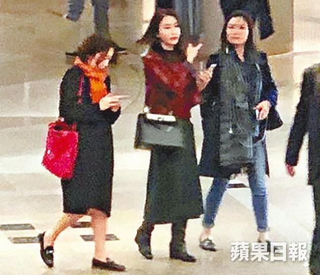 【行來行去】■黎姿(中)與兩位女友人在商場內着急的走來走去。【遠方守候】■馬廷強坐在電動輪椅在人比較少的位置等待老婆黎姿。【會合離開】■黎姿與友人走到老公馬廷強身旁,等候司機接送。■黎姿與馬廷強結婚九年,早前在網上貼結婚相晒恩愛。■黎姿早前帶囡囡一家人去日本旅行。互網網圖片 【行來行去】■黎姿(中)與兩位女友人在商場內着急的走來走去。【遠方守候】■馬廷強坐在電動輪椅在人比較少的位置等待老婆黎姿。【會合離開】■黎姿與友人走到老公馬廷強身旁,等候司機接送。■黎姿與馬廷強結婚九年,早前在網上貼結婚相晒恩愛。■黎姿早前帶囡囡一家人去日本旅行。互網網圖片