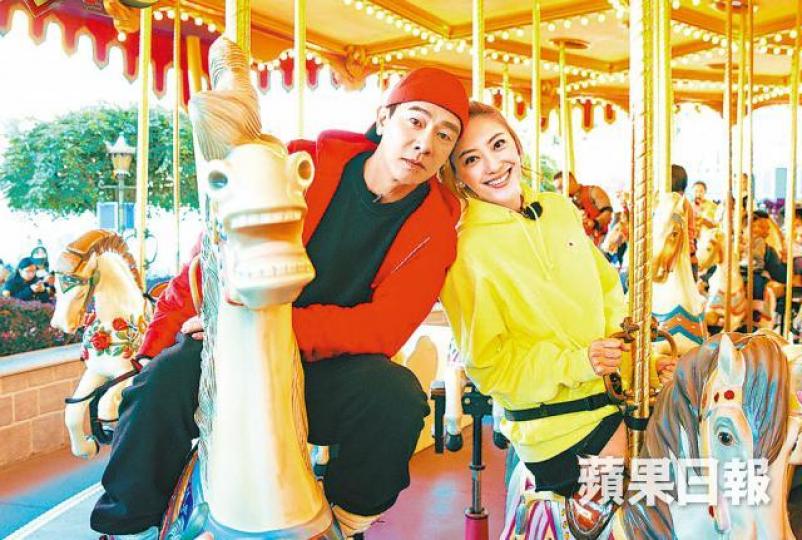 ■小春與應采兒到迪士尼慶祝結婚周年,玩旋轉木馬晒恩愛。 ■小春與應采兒到迪士尼慶祝結婚周年,玩旋轉木馬晒恩愛。