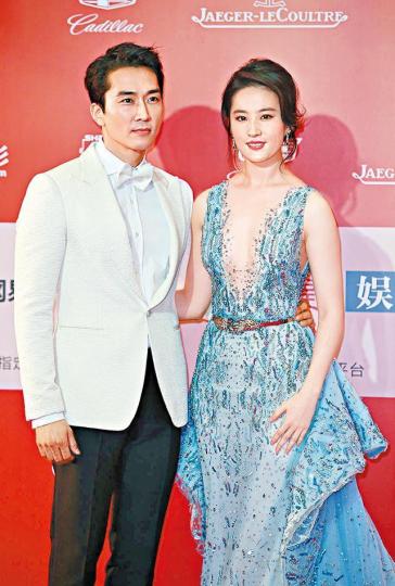 ■宋承憲昨日宣佈與內地女星劉亦菲分手,兩年半中韓戀玩完。資料圖片■宋承憲因拍內地電影《第三種愛情》,與劉亦菲咀出真感情。劇照■大前年宋承憲被拍得與劉亦菲在北京約會,因而爆出戀情。資料圖片■15年9月,宋承憲被拍到跟劉亦菲回故鄉武漢見劉媽媽(左)。資料圖片■近期宋承憲一直忙於留在韓國工作。微博圖片■劉亦菲大前日在微博貼自拍照,甩拖的她有貓咪相伴。微博圖片■二人拍拖期間,宋承憲與劉亦菲在上海欣賞PSY(左二)的演出。資料圖片■高雅娜因為與宋承憲合作新劇《Black》而無辜被視為第三者。互聯網圖片 ■宋承憲昨日宣佈與內地女星劉亦菲分手,兩年半中韓戀玩完。資料圖片■宋承憲因拍內地電影《第三種愛情》,與劉亦菲咀出真感情。劇照■大前年宋承憲被拍得與劉亦菲在北京約會,因而爆出戀情。資料圖片■15年9月,宋承憲被拍到跟劉亦菲回故鄉武漢見劉媽媽(左)。資料圖片■近期宋承憲一直忙於留在韓國工作。微博圖片■劉亦菲大前日在微博貼自拍照,甩拖的她有貓咪相伴。微博圖片■二人拍拖期間,宋承憲與劉亦菲在上海欣賞PSY(左二)的演出。資料圖片■高雅娜因為與宋承憲合作新劇《Black》而無辜被視為第三者。互聯網圖片