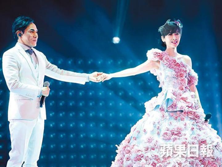 ■周慧敏與黃凱芹相識超過30年,二人前晚拖手合唱經典歌。 ■周慧敏與黃凱芹相識超過30年,二人前晚拖手合唱經典歌。