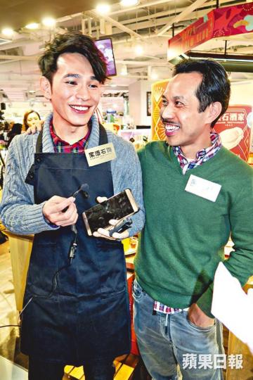 ■王梓軒(左)幫梁醒波孫仔梁智宏宣傳。
■王梓軒(左)幫梁醒波孫仔梁智宏宣傳。