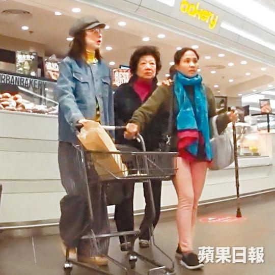 【望得入神】■張可頤揀麵包時沒被店員認出。
【望得入神】■張可頤揀麵包時沒被店員認出。