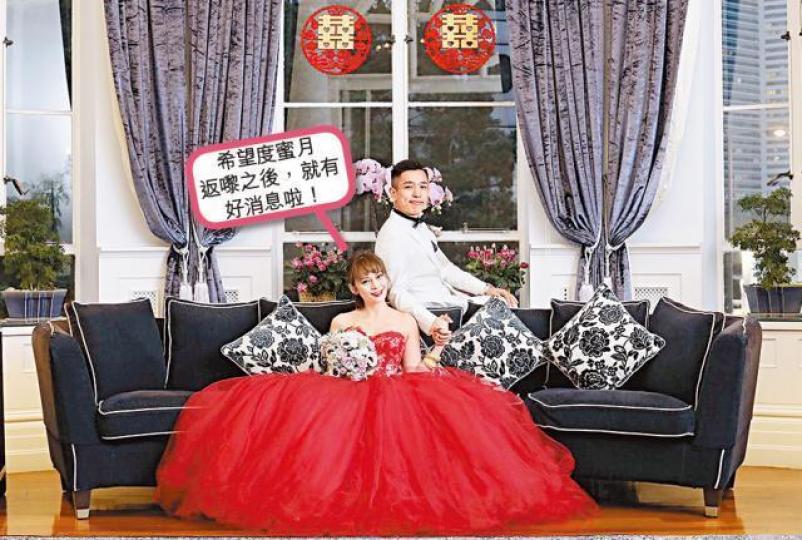 ■吳日言夫婦前年結婚,前晚在有百年歷史的中環梅夫人婦女會補擺喜酒。互聯網圖片■Oscar(左)和未婚妻江若琳拍拖賀爆乳新娘吳日言。互聯網圖片■許志安(左二)前晚以爛牛look,出席朱明銳(左一)娶新抱婚宴。■Bob(右)在新城做節目主持時,得到當年上司朱明銳提攜。 ■吳日言夫婦前年結婚,前晚在有百年歷史的中環梅夫人婦女會補擺喜酒。互聯網圖片■Oscar(左)和未婚妻江若琳拍拖賀爆乳新娘吳日言。互聯網圖片■許志安(左二)前晚以爛牛look,出席朱明銳(左一)娶新抱婚宴。■Bob(右)在新城做節目主持時,得到當年上司朱明銳提攜。