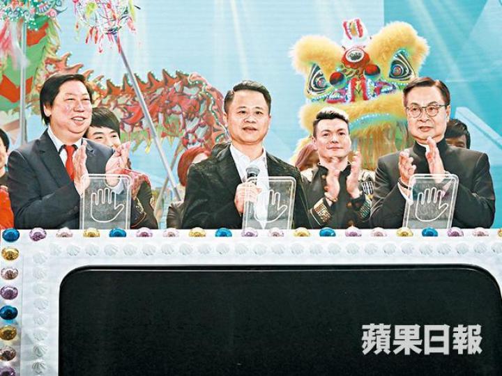■(左起)亞視行政總裁吳雨、亞視投資方代表鄧俊杰和營運總裁區偉林,在台上進行亞視復播啟播禮。■亞洲電視昨日復播,開播典禮場面盛大。■林子祥擔任表演嘉賓,獲網民大讚寶刀未老。■韓星南太鉉自彈自唱,吸引不少掌聲。■亞視外牆掛上新台徽,兩邊更有對聯,充滿朝氣。■不少圈中人都非常支持亞視復播。■劉錫賢和朱慧珊都希望亞視能夠越搞越大。■范冰冰原本答應出席,但因事缺席,只好錄影祝賀。■向海嵐昨晚為典禮擔任司儀。■樂瞳低胸谷到盡現身酒會。■曾搞網上電視的王維基到場支持亞視。■任賢齊指梁漢文涉酒駕,未決定是否抽 ■(左起)亞視行政總裁吳雨、亞視投資方代表鄧俊杰和營運總裁區偉林,在台上進行亞視復播啟播禮。■亞洲電視昨日復播,開播典禮場面盛大。■林子祥擔任表演嘉賓,獲網民大讚寶刀未老。■韓星南太鉉自彈自唱,吸引不少掌聲。■亞視外牆掛上新台徽,兩邊更有對聯,充滿朝氣。■不少圈中人都非常支持亞視復播。■劉錫賢和朱慧珊都希望亞視能夠越搞越大。■范冰冰原本答應出席,但因事缺席,只好錄影祝賀。■向海嵐昨晚為典禮擔任司儀。■樂瞳低胸谷到盡現身酒會。■曾搞網上電視的王維基到場支持亞視。■任賢齊指梁漢文涉酒駕,未決定是否抽