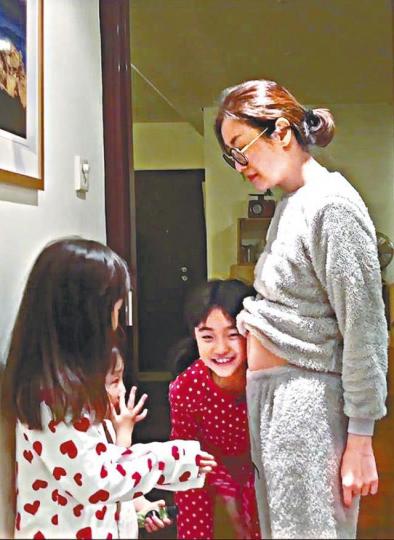 ■已有三女嘅楊張新悅再有喜,佢話唔介意BB性別。互聯網圖片■楊張新悅夫婦同三個囡囡一齊拍MV,宣佈家中即將有新成員。互聯網圖片 ■已有三女嘅楊張新悅再有喜,佢話唔介意BB性別。互聯網圖片■楊張新悅夫婦同三個囡囡一齊拍MV,宣佈家中即將有新成員。互聯網圖片