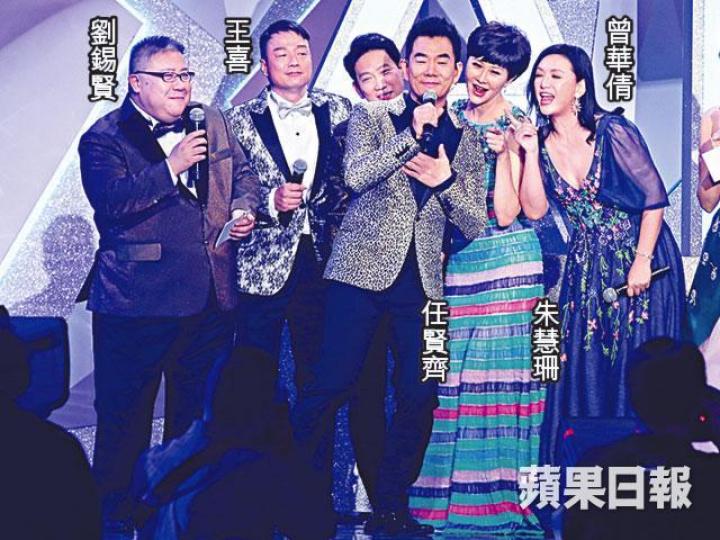 ■任賢齊前晚為亞視啟播擔任壓軸表演嘉賓,吸引一眾司儀爭相合照。■任賢齊落台親近觀眾,將氣氛推至高峯。■前晚亞視啟播禮尾聲時切蛋糕,抄足無綫台慶。■擔任司儀的朱慧敏日前因聲帶出血導致失聲,幸好前晚可以開口講話。 ■任賢齊前晚為亞視啟播擔任壓軸表演嘉賓,吸引一眾司儀爭相合照。■任賢齊落台親近觀眾,將氣氛推至高峯。■前晚亞視啟播禮尾聲時切蛋糕,抄足無綫台慶。■擔任司儀的朱慧敏日前因聲帶出血導致失聲,幸好前晚可以開口講話。
