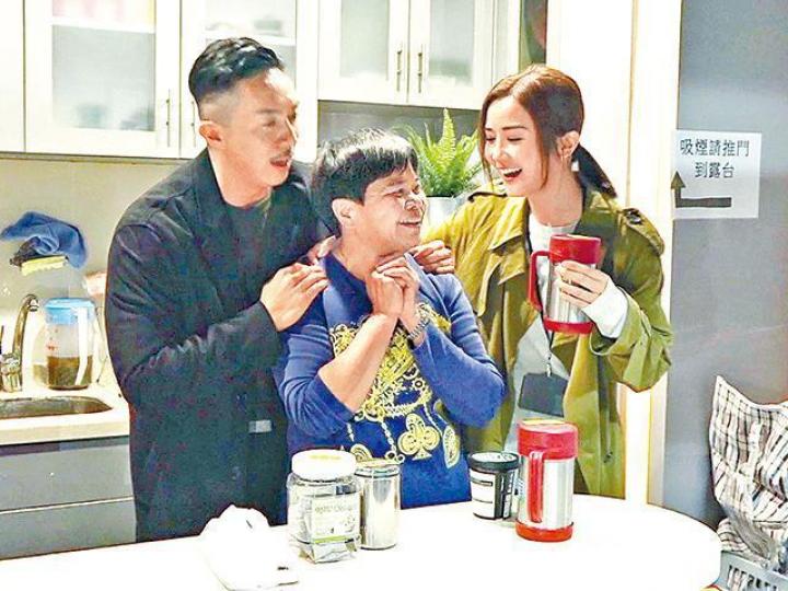 ■阿Sa與張繼聰一齊去蓮姐工作場地探班。 ■阿Sa與張繼聰一齊去蓮姐工作場地探班。
