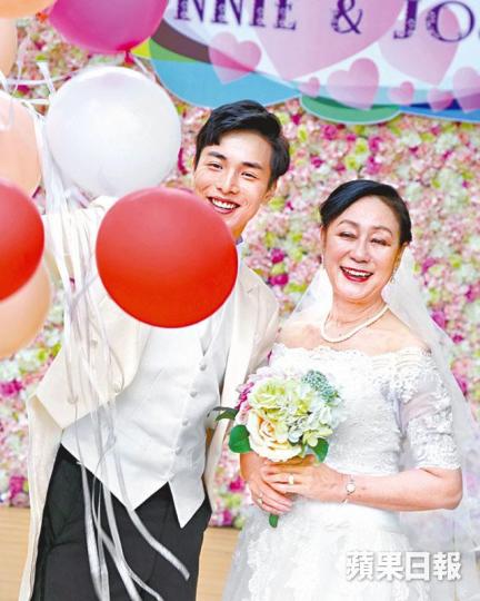 ■黃文慧日前如願披上嫁衣,與節目組安排的90後小鮮肉吳智杰「行禮」。■音音姐(右)叫「新抱」黃文慧要服侍奶奶,每日替她倒痰罐和洗腳。■黃文慧和吳智杰應兄弟姊妹要求,在婚禮上錫錫。■余慕蓮為黃文慧做伴娘,更搶到花球。 ■黃文慧日前如願披上嫁衣,與節目組安排的90後小鮮肉吳智杰「行禮」。■音音姐(右)叫「新抱」黃文慧要服侍奶奶,每日替她倒痰罐和洗腳。■黃文慧和吳智杰應兄弟姊妹要求,在婚禮上錫錫。■余慕蓮為黃文慧做伴娘,更搶到花球。