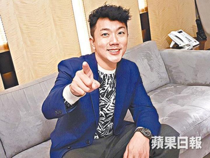 ■師兄前日在本報節目《今日ENT》玩fb直播,宣傳4月的演唱會。■12年師兄開騷時,門票一分鐘已掃清。資料圖片■師兄(中)與藍奕邦(左)及周國賢勁老友,不過今次開騷卻不邀請他們。資料圖片 ■師兄前日在本報節目《今日ENT》玩fb直播,宣傳4月的演唱會。■12年師兄開騷時,門票一分鐘已掃清。資料圖片■師兄(中)與藍奕邦(左)及周國賢勁老友,不過今次開騷卻不邀請他們。資料圖片