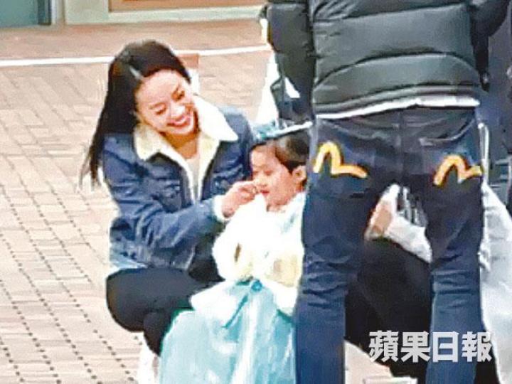 ■心穎前日在迪士尼與小妹妹睇花車巡遊。讀者提供圖片 ■心穎前日在迪士尼與小妹妹睇花車巡遊。讀者提供圖片