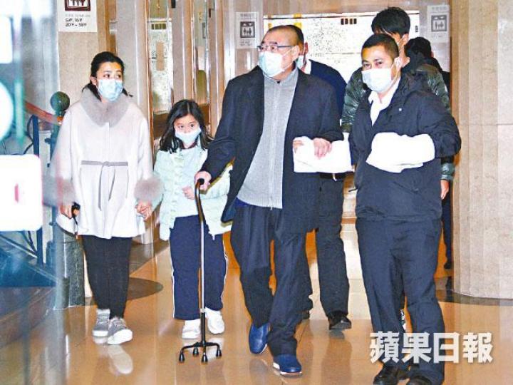 ■大劉折返醫院接甘比及女兒秀樺返家,一家都戴上口罩。■甘比日前剖腹誕女,昨日她穿上大褸到醫院探B女。■秀樺由婆婆拖實落車。■甘比為大劉誕第三胎,大女秀樺和仲學都期待與妹妹團圓。資料圖片■甘比昨在Ig貼上收到Pingu公仔的BB衫。 ■大劉折返醫院接甘比及女兒秀樺返家,一家都戴上口罩。■甘比日前剖腹誕女,昨日她穿上大褸到醫院探B女。■秀樺由婆婆拖實落車。■甘比為大劉誕第三胎,大女秀樺和仲學都期待與妹妹團圓。資料圖片■甘比昨在Ig貼上收到Pingu公仔的BB衫。