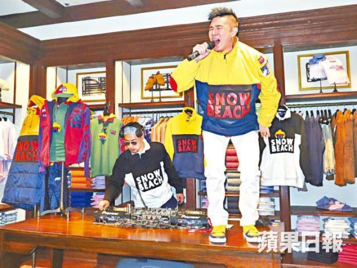 ■MC Jin昨在時裝店內表演,跳上枱炒熱氣氛。 ■MC Jin昨在時裝店內表演,跳上枱炒熱氣氛。