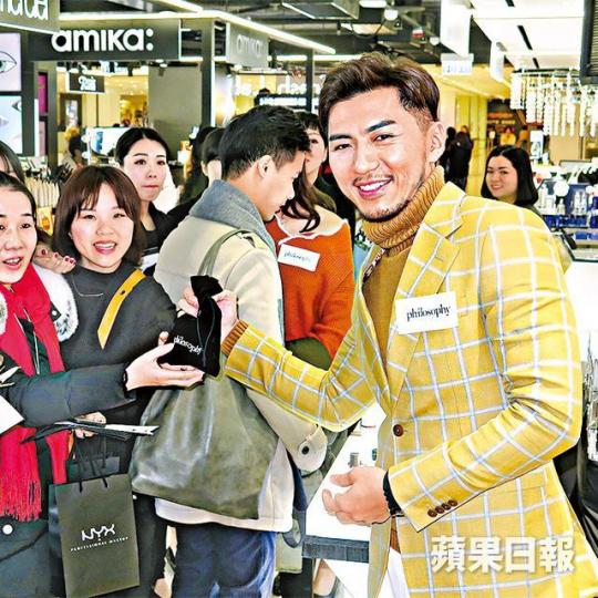 ■袁偉豪昨日化身店長,透露情人節會留在家和張寶兒玩煮飯仔。
■袁偉豪昨日化身店長,透露情人節會留在家和張寶兒玩煮飯仔。