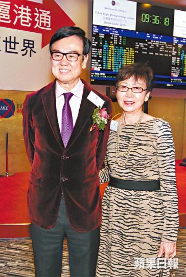 ■黃百鳴陪太太練氣功抗癌,令夫婦感情變得更好。資料圖片■對家庭相當重視的黃百鳴,得悉太太患病時,曾放下工作陪伴。 ■黃百鳴陪太太練氣功抗癌,令夫婦感情變得更好。資料圖片■對家庭相當重視的黃百鳴,得悉太太患病時,曾放下工作陪伴。