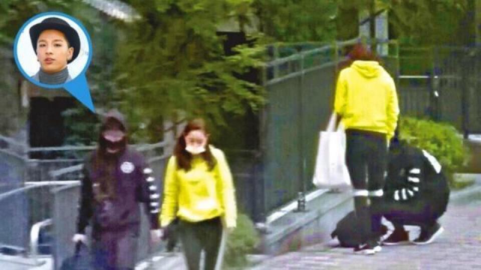 ■2015年爆出暖男綁鞋帶相,太陽同孝琳嘅戀愛關係正式曝光。(網上圖片)■太陽同孝琳大方拍拖,成日畀韓媒或紙民野生捕獲。(網上圖片)■畀人撞過佢哋同遊峇里。(網上圖片)■孝琳係跟得女友,除咗喺首爾睇BIGBANG演唱會(右),遠赴悉尼(左)都跟。(網上圖片)■韓媒估計孝琳婚後會搬入太陽嘅大屋,位於漢南洞,價值2700萬港紙。(網上圖片) ■2015年爆出暖男綁鞋帶相,太陽同孝琳嘅戀愛關係正式曝光。(網上圖片)■太陽同孝琳大方拍拖,成日畀韓媒或紙民野生捕獲。(網上圖片)■畀人撞過佢哋同遊峇里。(網上圖片)■孝琳係跟得女友,除咗喺首爾睇BIGBANG演唱會(右),遠赴悉尼(左)都跟。(網上圖片)■韓媒估計孝琳婚後會搬入太陽嘅大屋,位於漢南洞,價值2700萬港紙。(網上圖片)