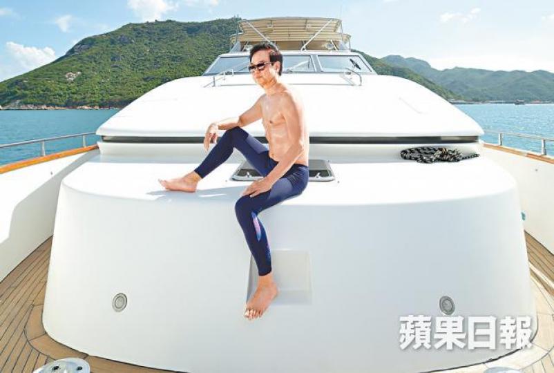 ■操肌後一直保持狀態的黃百鳴,表示食飯只食七分飽。■為了拍《最強囍事》晒肌戲,黃百鳴刻意增肥加強反差效果。劇照■黃百鳴不諱言有做機收肚,而手臂及胸部就做健身。 ■操肌後一直保持狀態的黃百鳴,表示食飯只食七分飽。■為了拍《最強囍事》晒肌戲,黃百鳴刻意增肥加強反差效果。劇照■黃百鳴不諱言有做機收肚,而手臂及胸部就做健身。