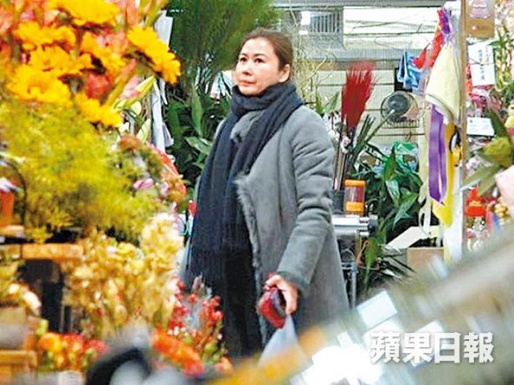 【親力親為】■現年50歲的吳雪雯日前現身跑馬地街市買餸,親力親為不用工人貼身侍候。【貼地吹水】■吳雪雯是街市常客,在南北行入貨時跟店員打牙骹。■當年晶女郎吳雪雯拍王晶三級片《香港奇案之強姦》,在戲中跟鄭浩南有大膽演出。劇照■吳雪雯曾與梁朝偉拍攝《正牌韋小寶之奉旨溝女》。劇照■23歲入行的吳雪雯樣貌清純,身材玲瓏浮凸,可惜在娛樂圈發展未如人意。資料圖片■吳雪雯離開娛樂圈後嫁商人楊耀宗,育有一子一女湊成「好」字。資料圖片 【親力親為】■現年50歲的吳雪雯日前現身跑馬地街市買餸,親力親為不用工人貼身侍候。【貼地吹水】■吳雪雯是街市常客,在南北行入貨時跟店員打牙骹。■當年晶女郎吳雪雯拍王晶三級片《香港奇案之強姦》,在戲中跟鄭浩南有大膽演出。劇照■吳雪雯曾與梁朝偉拍攝《正牌韋小寶之奉旨溝女》。劇照■23歲入行的吳雪雯樣貌清純,身材玲瓏浮凸,可惜在娛樂圈發展未如人意。資料圖片■吳雪雯離開娛樂圈後嫁商人楊耀宗,育有一子一女湊成「好」字。資料圖片