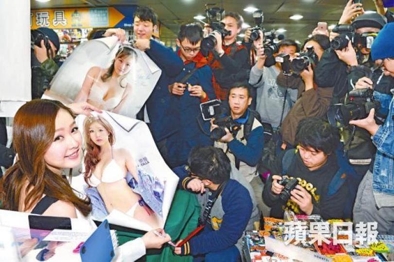 ■樂瞳喺信和搞寫真簽名會,場面墟冚。■漫畫店老闆特地印製一批揮春畀樂瞳粉絲。 ■樂瞳喺信和搞寫真簽名會,場面墟冚。■漫畫店老闆特地印製一批揮春畀樂瞳粉絲。