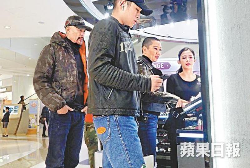 【父子睇衫】■徐錦江與囝囝徐菲齊齊揀靚衫,準備過年。
【父子睇衫】■徐錦江與囝囝徐菲齊齊揀靚衫,準備過年。