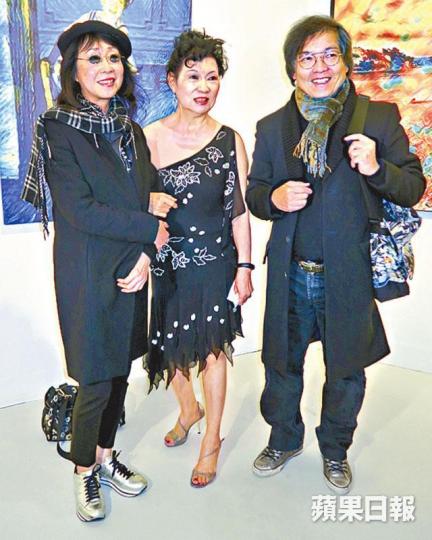 ■導演張婉婷(左)及羅啟銳前晚出席好友關玲玲的首個個人相展。
■導演張婉婷(左)及羅啟銳前晚出席好友關玲玲的首個個人相展。