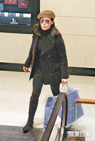 ■吳美珩細心為子女挑選禦寒衣物。
■吳美珩細心為子女挑選禦寒衣物。