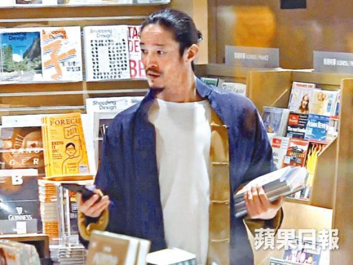 【勁有耐性】■超儀慢慢揀,子聰全程陪伴未有催促。DV圖片
【勁有耐性】■超儀慢慢揀,子聰全程陪伴未有催促。DV圖片