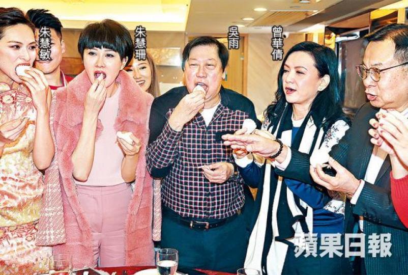 ■吳雨今日生日,昨日與朱慧珊等藝員食壽包慶祝。
■吳雨今日生日,昨日與朱慧珊等藝員食壽包慶祝。