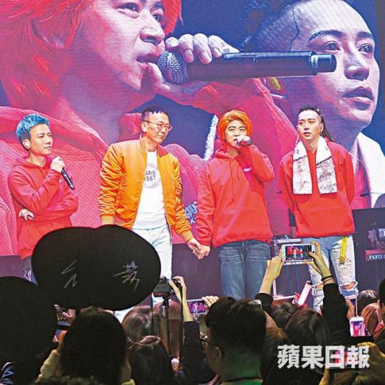 ■張立基(右二)前晚笑指跟三子組新組合。
■張立基(右二)前晚笑指跟三子組新組合。