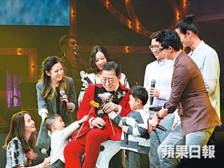 ■羅蘭姐將第一次獻給修哥,演繹《天各一方》讀獨白時慢時快被修哥取笑。
■羅蘭姐將第一次獻給修哥,演繹《天各一方》讀獨白時慢時快被修哥取笑。