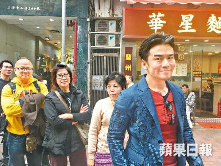 ■唐文龍現身荃灣排隊人龍,冀為車禍傷者出一分力。高淑嫻攝 ■唐文龍現身荃灣排隊人龍,冀為車禍傷者出一分力。高淑嫻攝