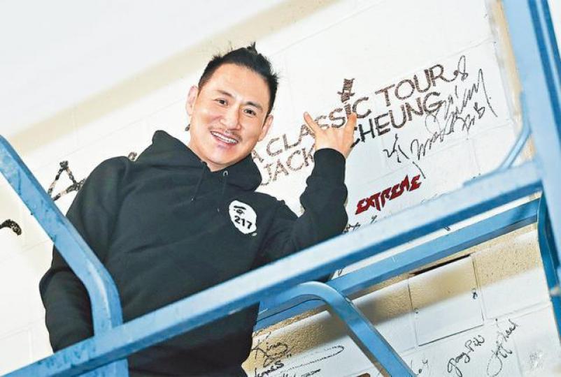 ■學友到美國康州舉行巡唱,獲邀在場館後台的名人牆簽名。
■學友到美國康州舉行巡唱,獲邀在場館後台的名人牆簽名。