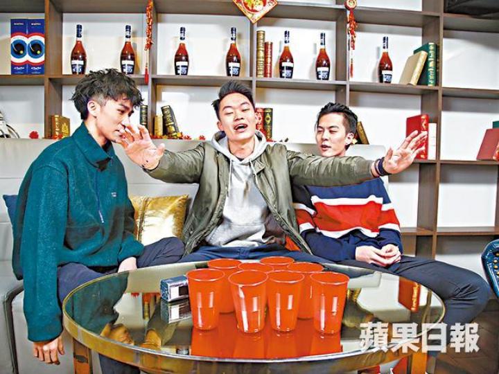 ■胡子彤(中)玩遊戲時連環中招,女友歐鎧淳更爆他偷食不止一次。■吳肇軒(左)打給劉嘉玲借錢時標汗,要休息食雞蛋仔補充體力。■胡子彤和朱鑑然(右)示範玩簡單小遊戲,過程中發生不少趣事。歐鎧淳 資料圖片 ■胡子彤(中)玩遊戲時連環中招,女友歐鎧淳更爆他偷食不止一次。■吳肇軒(左)打給劉嘉玲借錢時標汗,要休息食雞蛋仔補充體力。■胡子彤和朱鑑然(右)示範玩簡單小遊戲,過程中發生不少趣事。歐鎧淳 資料圖片