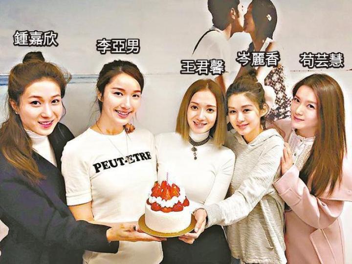 ■幾個好姊妹都替苟姑娘出嫁感到高興。
■幾個好姊妹都替苟姑娘出嫁感到高興。