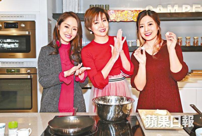 ■(左起)張敬仁、甄詠珊及牛雜妹一齊搓湯圓,炮製家鄉團年菜式。
■(左起)張敬仁、甄詠珊及牛雜妹一齊搓湯圓,炮製家鄉團年菜式。
