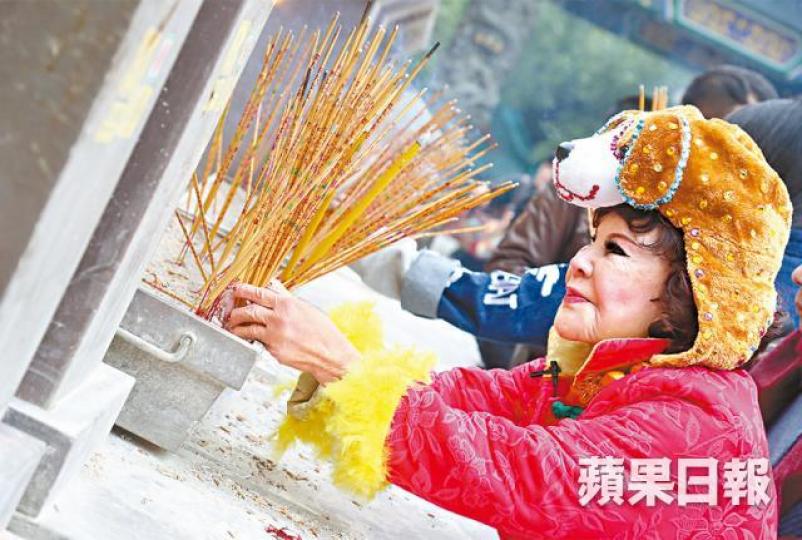 ■夏蕙姨已計劃今日下午到黃大仙祠排隊,搶上頭炷香。■日前夏蕙姨到廟宇求籤,盼港人來年運勢平安順境。■相士指夏蕙姨求得上吉籤,她聽完籤文後感到開心。■夏蕙姨遇上契女艾美琦(右)放狗,更風騷地拉着小狗散步。 ■夏蕙姨已計劃今日下午到黃大仙祠排隊,搶上頭炷香。■日前夏蕙姨到廟宇求籤,盼港人來年運勢平安順境。■相士指夏蕙姨求得上吉籤,她聽完籤文後感到開心。■夏蕙姨遇上契女艾美琦(右)放狗,更風騷地拉着小狗散步。