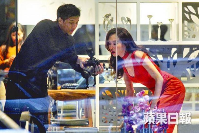 ■楊思琦日前穿上紅色火辣低胸連身裙在傢俬店拍廣告。 ■楊思琦日前穿上紅色火辣低胸連身裙在傢俬店拍廣告。