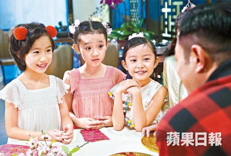 ■古仔被小孩問有否帶女友過年,他即叫她們食嘢。■五個小孩齊向古仔催婚,場面搞笑。 ■古仔被小孩問有否帶女友過年,他即叫她們食嘢。■五個小孩齊向古仔催婚,場面搞笑。