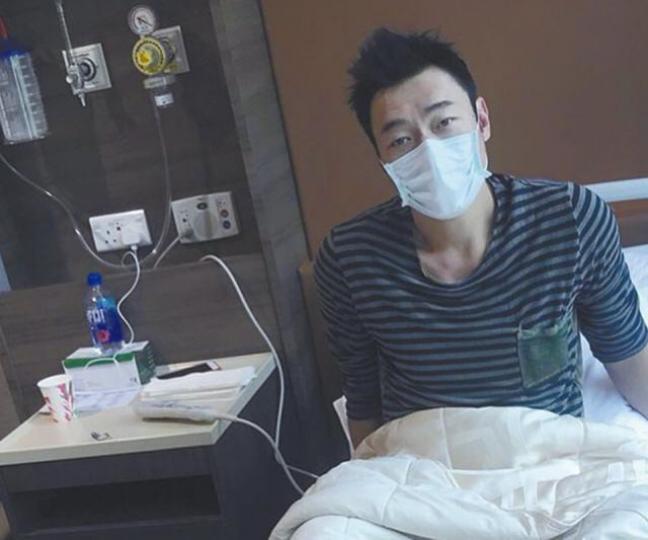 ■安仔昨日貼出瞓病床相,原來前晚發高燒需要入院。互聯網圖片
■安仔昨日貼出瞓病床相,原來前晚發高燒需要入院。互聯網圖片
