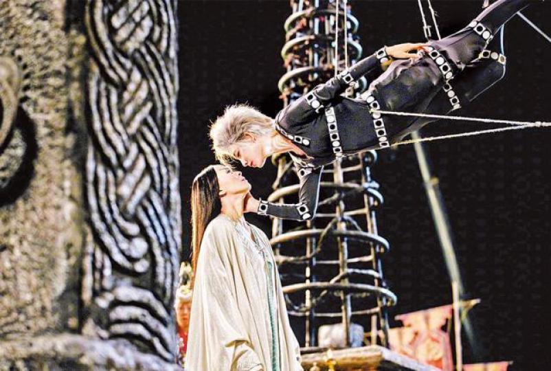 ■林志玲喺戲中演河神,愛上女兒國國師梁詠琪。微博圖片■單是志玲倒模做特技,就花了8個小時。■拍攝聖地一場戲所有演員其實都要吊威吔開工。■羅仲謙情人節包場招呼粉絲,同場更為楊怡製造驚喜。 ■林志玲喺戲中演河神,愛上女兒國國師梁詠琪。微博圖片■單是志玲倒模做特技,就花了8個小時。■拍攝聖地一場戲所有演員其實都要吊威吔開工。■羅仲謙情人節包場招呼粉絲,同場更為楊怡製造驚喜。