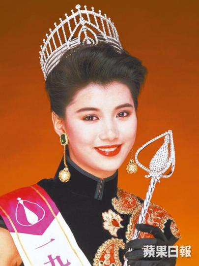 ■靚靚參選1990年度港姐時奪得最上鏡小姐,成為雙料冠軍。資料圖片■靚靚雖然看到佳麗之間勾心鬥角,但她與亞軍翁杏蘭(左)及季軍梁小冰(右)感情要好。資料圖片■當年目標只想如張曼玉一樣得到港姐亞軍,然後立即拍戲。資料圖片■任職警察的父親,當年曾反對靚靚選港姐,結果要約法三章。版權所有.嚴禁盜用■靚靚成為港姐後如願加入娛樂圈,改寫人生。資料圖片 ■靚靚參選1990年度港姐時奪得最上鏡小姐,成為雙料冠軍。資料圖片■靚靚雖然看到佳麗之間勾心鬥角,但她與亞軍翁杏蘭(左)及季軍梁小冰(右)感情要好。資料圖片■當年目標只想如張曼玉一樣得到港姐亞軍,然後立即拍戲。資料圖片■任職警察的父親,當年曾反對靚靚選港姐,結果要約法三章。版權所有.嚴禁盜用■靚靚成為港姐後如願加入娛樂圈,改寫人生。資料圖片