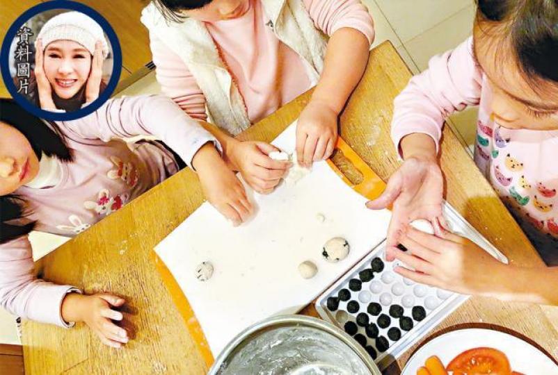■黎姿(小圖)和三名寶貝女合力搓湯圓,幸福滿瀉。互聯網圖片
■黎姿(小圖)和三名寶貝女合力搓湯圓,幸福滿瀉。互聯網圖片
