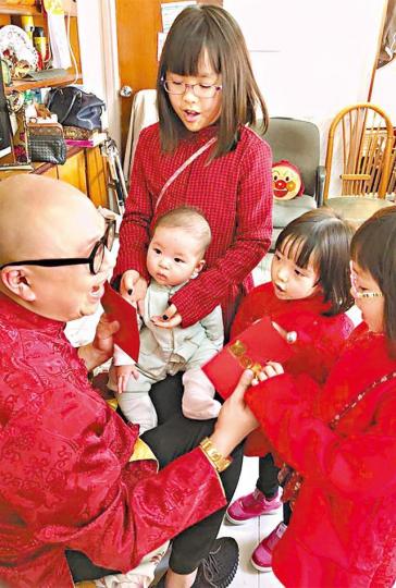■Bob昨日向子女派利是,笑言今年搶錢兵團多了一員。
■Bob昨日向子女派利是,笑言今年搶錢兵團多了一員。