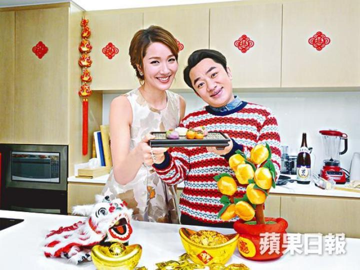 ■王祖藍和李亞男跟甜品師學做和菓子應節,寓意吉祥。■祖藍夫婦先將糖、紅豆茸粉加水,邊煮邊攪拌,再加入白玉粉煮餡。■李亞男用三角棒慢慢印出花紋,十分認真。■完成後,祖藍親手餵老婆食和菓子。 ■王祖藍和李亞男跟甜品師學做和菓子應節,寓意吉祥。■祖藍夫婦先將糖、紅豆茸粉加水,邊煮邊攪拌,再加入白玉粉煮餡。■李亞男用三角棒慢慢印出花紋,十分認真。■完成後,祖藍親手餵老婆食和菓子。