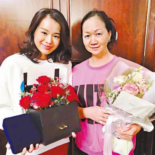 ■杏兒(左)和奶奶情人節都收到Philip的花。互聯網圖片
■杏兒(左)和奶奶情人節都收到Philip的花。互聯網圖片