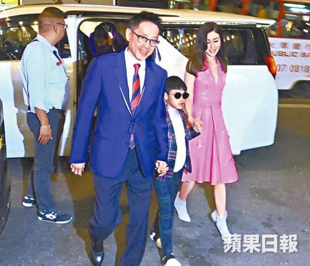 ■李嘉欣夫婦昨晚拖實囝囝到福臨門開餐。DV圖片
■李嘉欣夫婦昨晚拖實囝囝到福臨門開餐。DV圖片