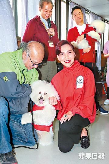■Cally昨帶愛犬到安老院探望長者。 ■Cally昨帶愛犬到安老院探望長者。