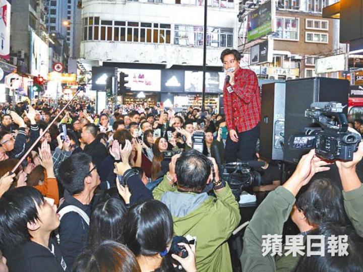 ■SM昨日在旺角街頭即場演繹四首歌。
■SM昨日在旺角街頭即場演繹四首歌。